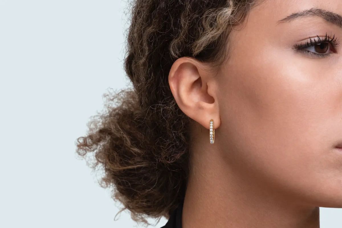 Modell med diamantøreringer i  gult gull – pris og stilguide 2025 fra Hartwell