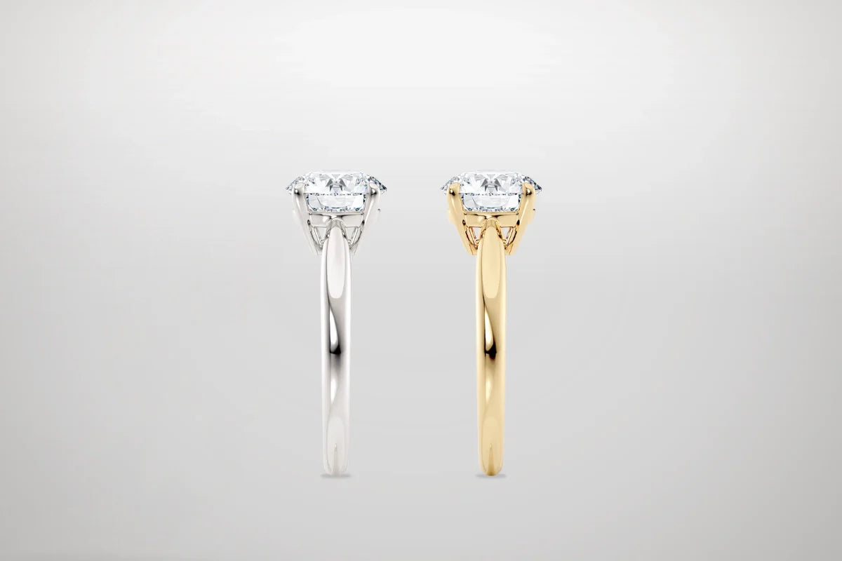 Forlovelsesring i hvitt gull og forlovelsesring i gult gull med diamant – sammenligningsbilde fra Hartwell