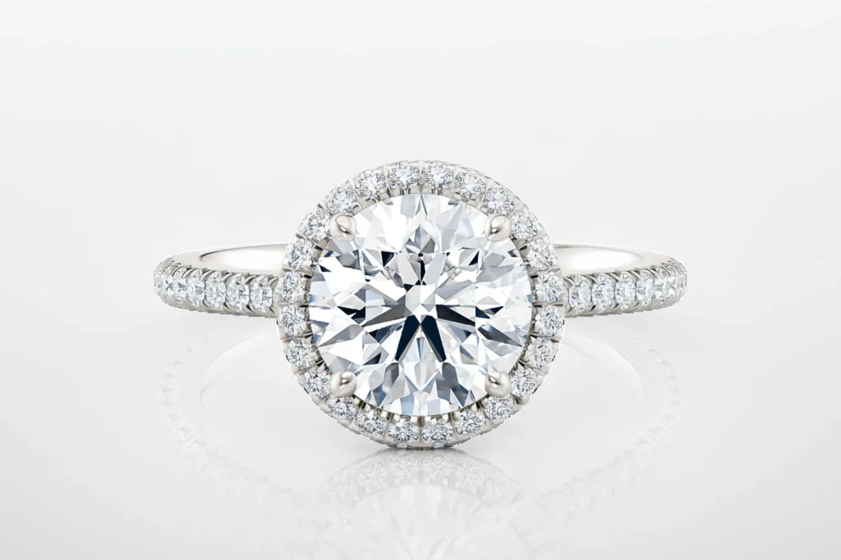 Rengjort diamantring som ligger på en blank flate – hvordan vaske diamantring