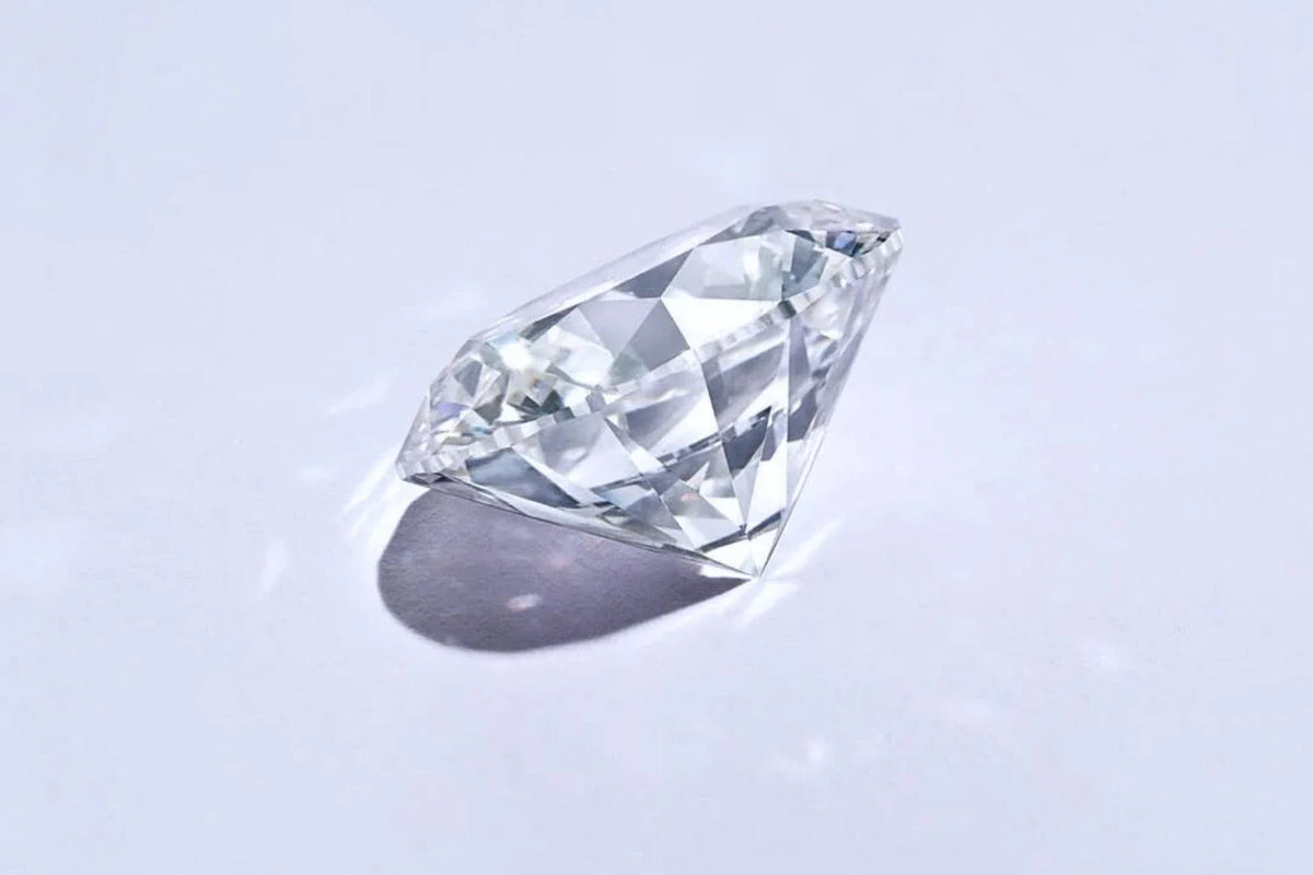 Nærbilde av løs rund briljant diamant med perfekt slip – maksimal glød og briljans.