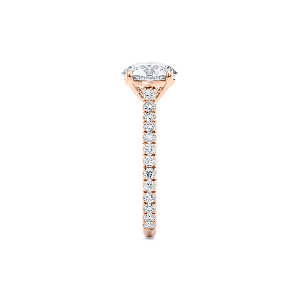 Tynn diamantring pavé rosegull 2,35 ct med lab-diamant,fokus på ringskinnen sett rett forfra, designet av Hartwell.