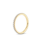 Alliansering i gult gull 0,50 ct sett fra siden – diamanter hele veien rundt