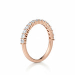 Alliansering i roségul 0,60 ct – stående visning fra siden som fremhever høyden og briljansen i diamantene.