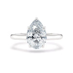 Diamantring dråpe hvitt gull 2 ct dråpeformet lab diamant, vist liggende forfra, designet av Hartwell.