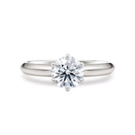 Diamantring i hvitt gull med 1 ct lab-diamant i knife edge design, vist liggende forfra, designet av Hartwell.
