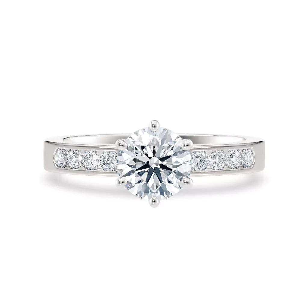 Diamantring kanalinnfatning i hvitt gull med 1,29 ct med lab-diamant, vist på fingeren til en modell, designet av Hartwell.