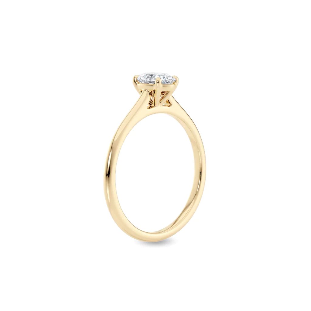 Diamantring oval gult gull 0,50 ct lab diamant, vist stående fra siden, designet av Hartwell.