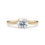 Diamantring tapered i gult gull med en 1,00 ct lab diamant vist liggende forfra, designet av Hartwell.