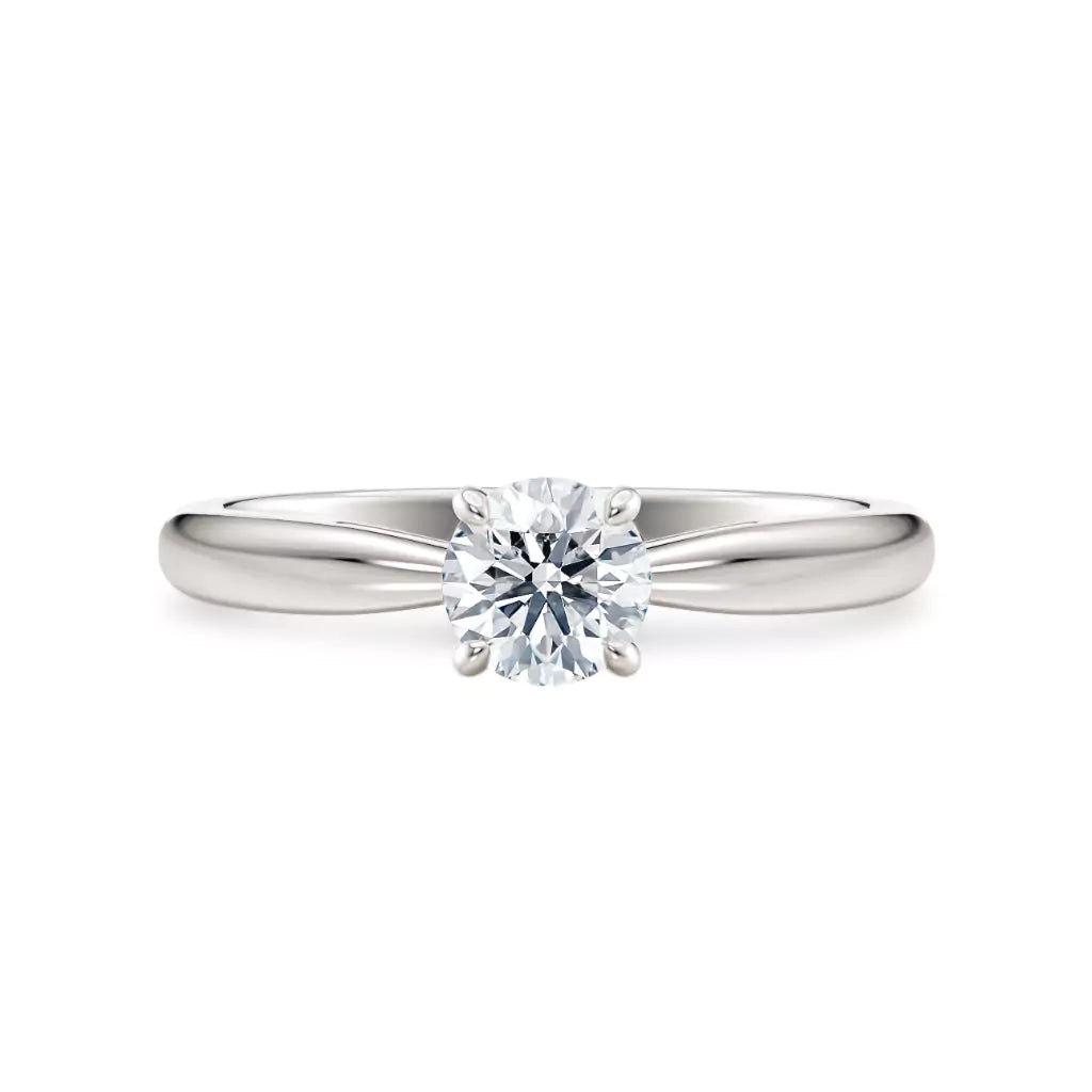Diamantring tapered i hvitt gull med en 0,50 ct lab diamant vist liggende forfra, designet av Hartwell.