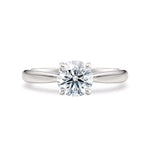 Diamantring tapered i hvitt gull med en 1,00 ct lab diamant vist liggende forfra, designet av Hartwell.