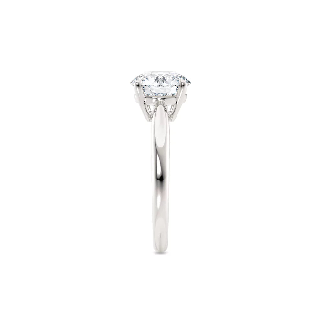 Diamantring tapered i hvitt gull med en 2,00 ct lab diamant, fokus på ringskinnen sett rett forfra, designet av Hartwell.