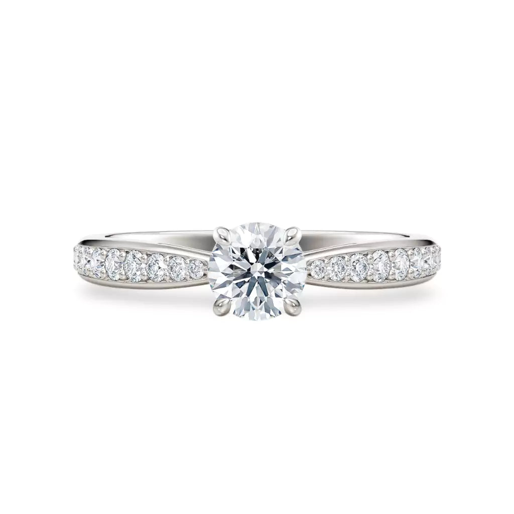 Diamantring tapered pavé hvitt gull med 0,75 ct med lab-diamant, vist liggende forfra, designet av Hartwell.