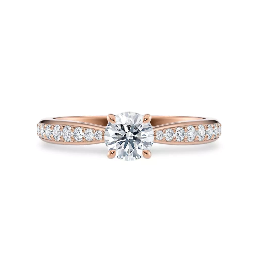 Diamantring tapered pavé roségull med 0,75 ct med lab-diamant, vist liggende forfra, designet av Hartwell.