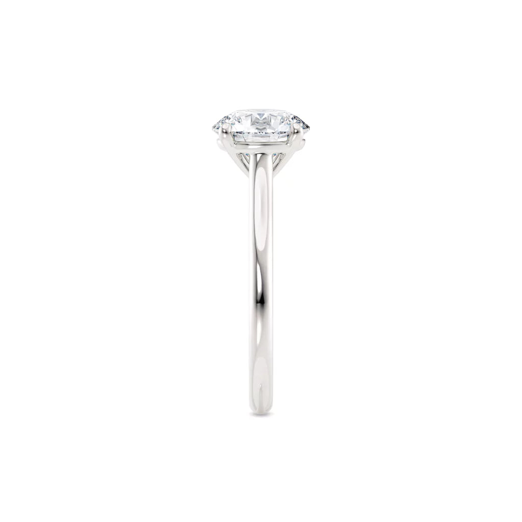 Tynn diamantring i hvitt gull med 2 carat diamant med fokus på ringskinnen, designet av Hartwell