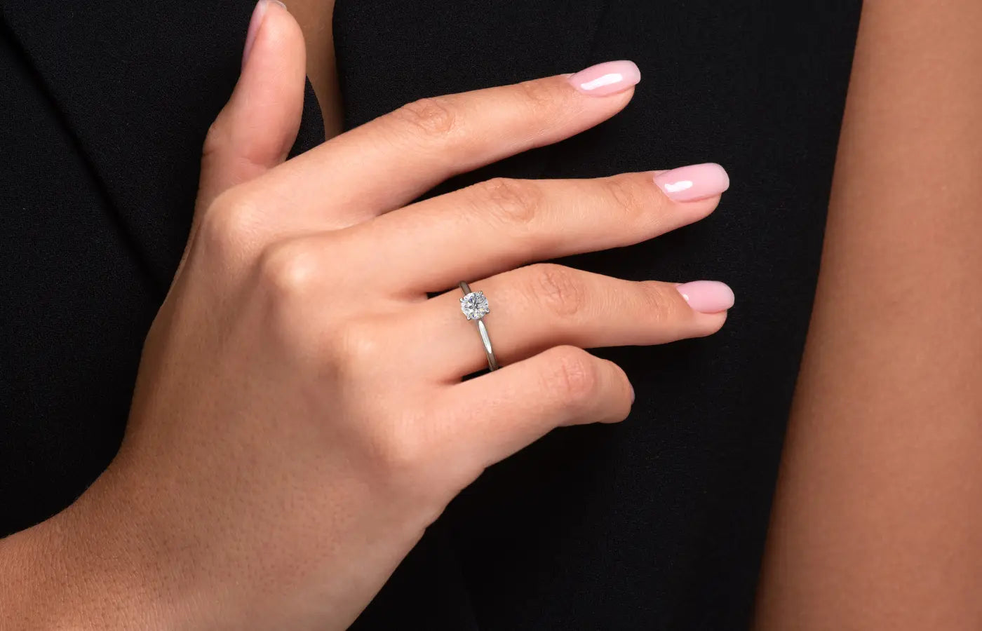 Enkel diamantringi hvitt gull med 0,50 carat diamant på finger