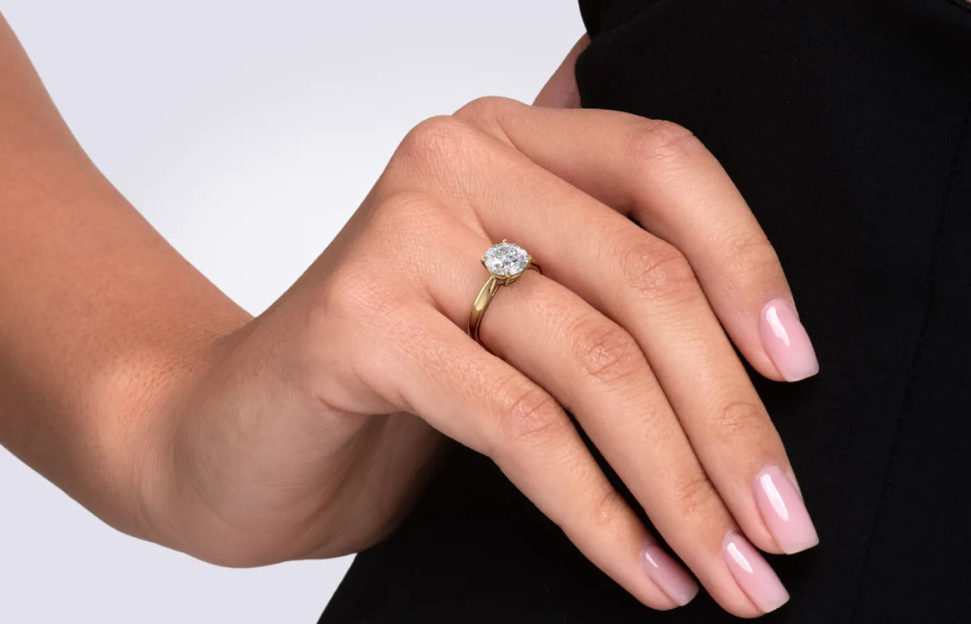 Enstens diamantring i gullt gull med 2 carat lab diamant fra Hartwell på finger