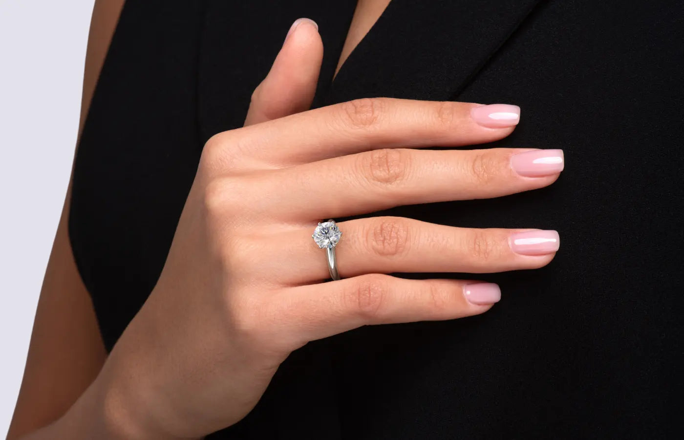 enstensring med 2 carat lab diamant i hvitt gull fra Hartwell på finger