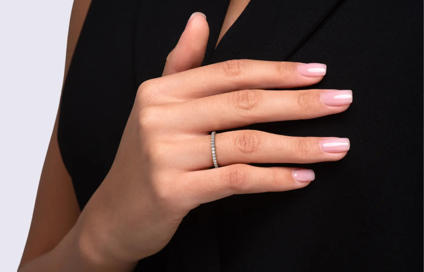 Evighetsring i hvitt gull med lab-diamanter på finger – symbol på tidløs glans, med livstidsgaranti og enkle vedlikeholdsråd fra Hartwell.
