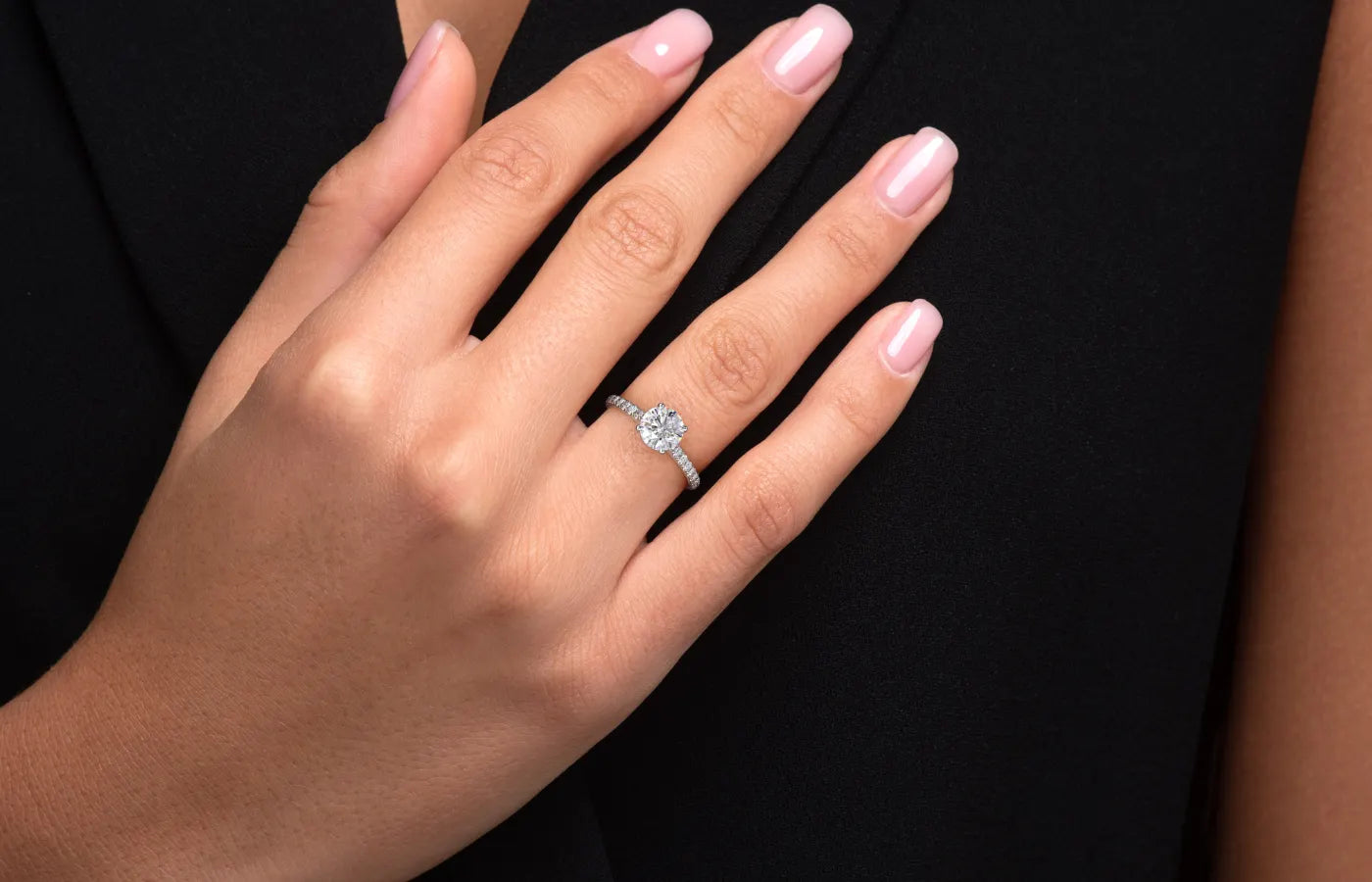 Forlovelsesring med diamanter langs båndet i hvitt gull med lab diamanter på modell