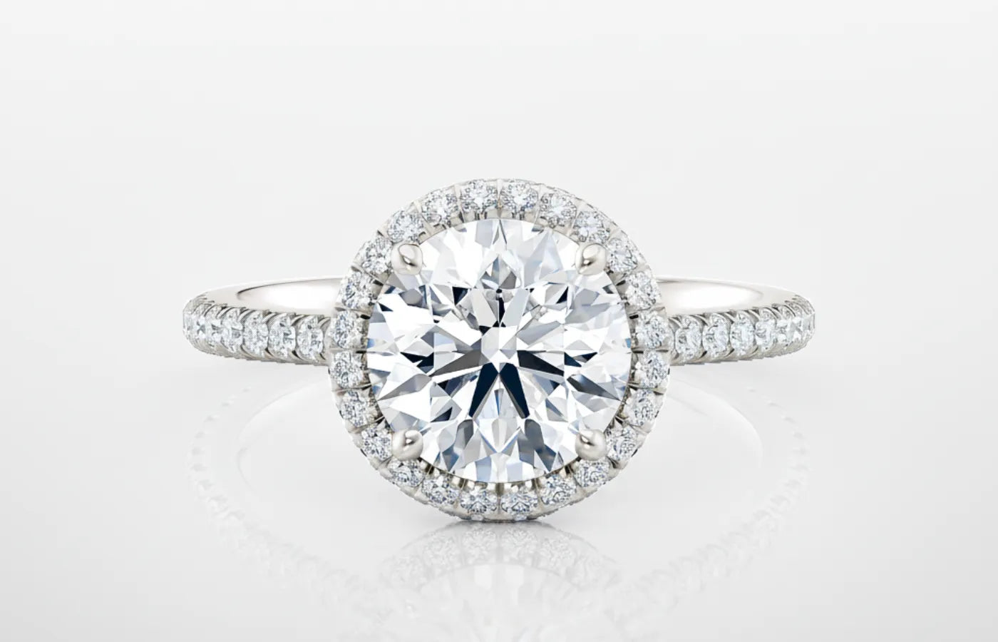 Forlovlesesring i halo desing med hvitt gull og lab diamanter liggende i front.
