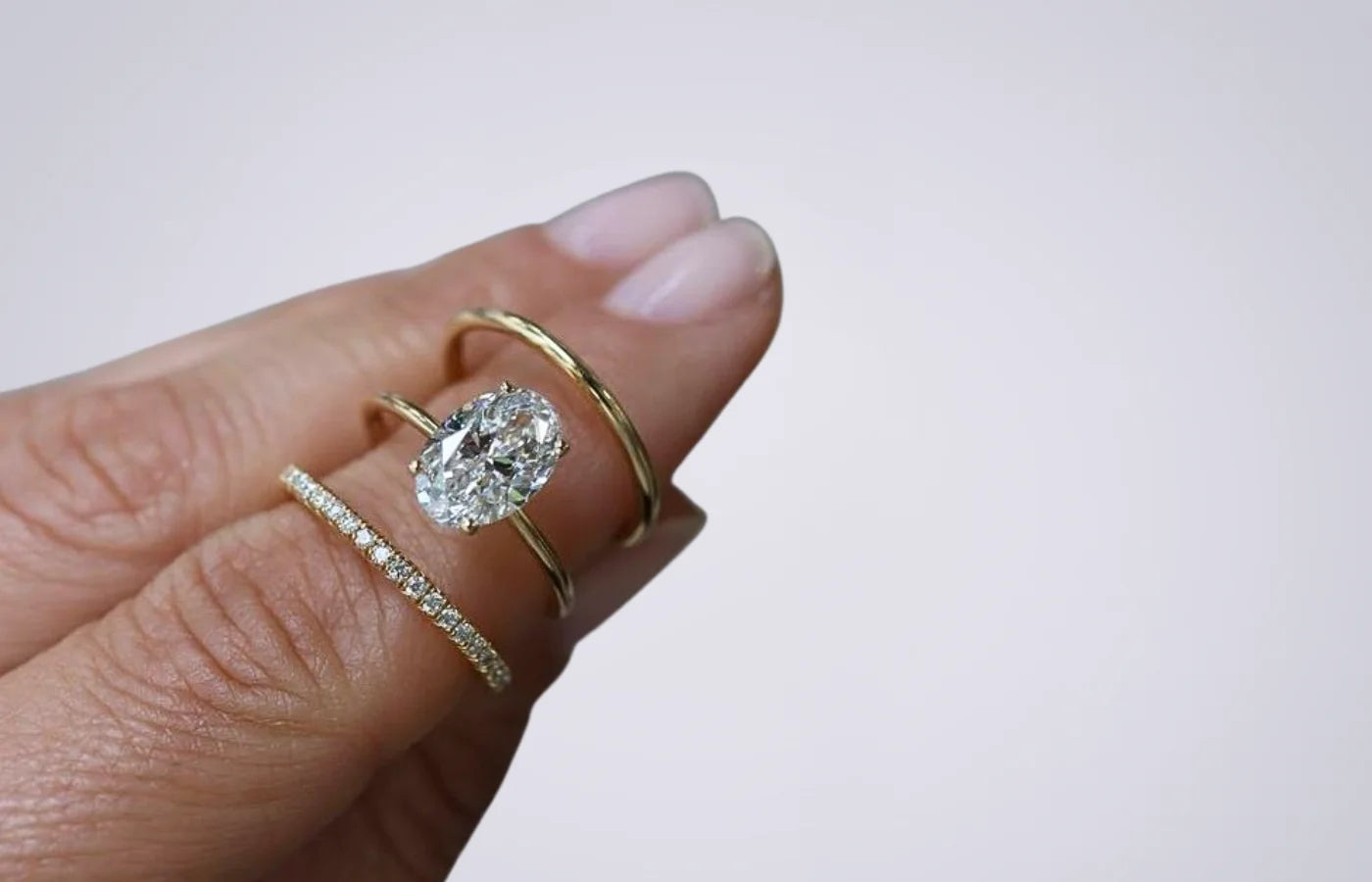 Forlovelsesring med oval lab-grown diamant på finger – elegant og etisk valg.