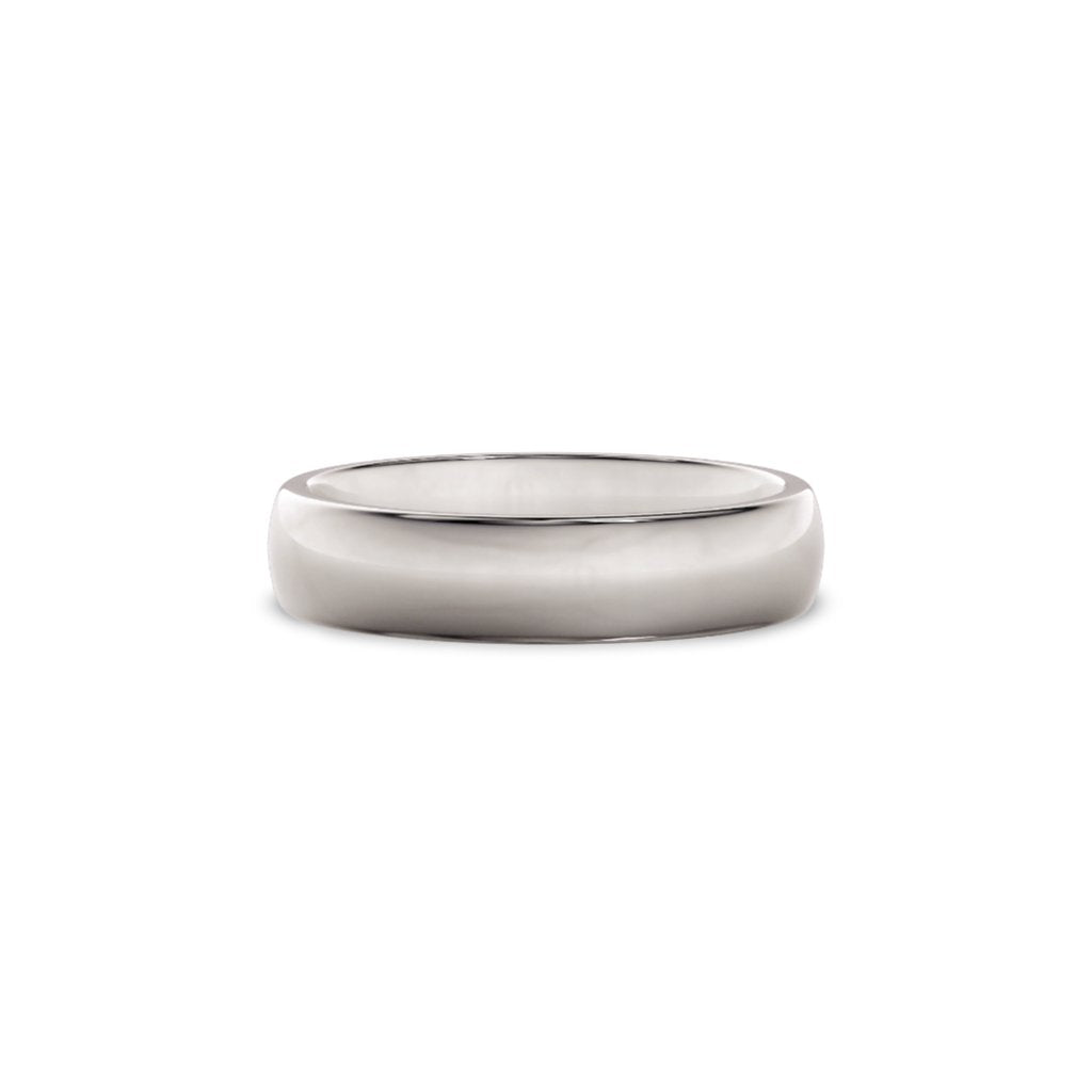 Giftering i hvitt gull 4,5 mm sett forfra – buet form og blankpolert overflate.