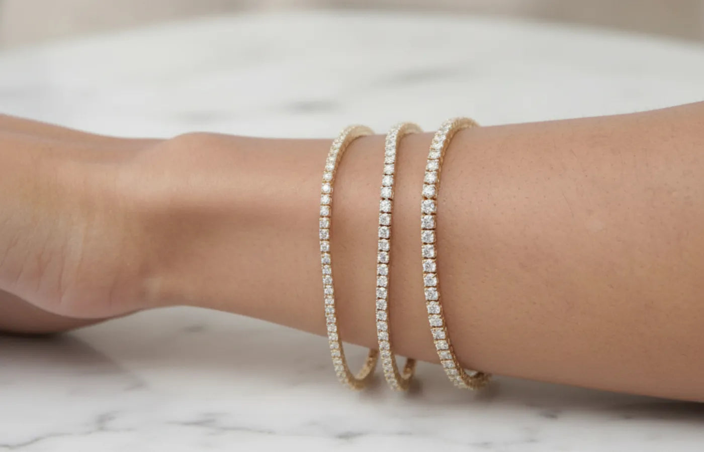 Tennisarmbånd med lab diamanter i 2 carat, 5 carat og 8 carat - på armen til en modell