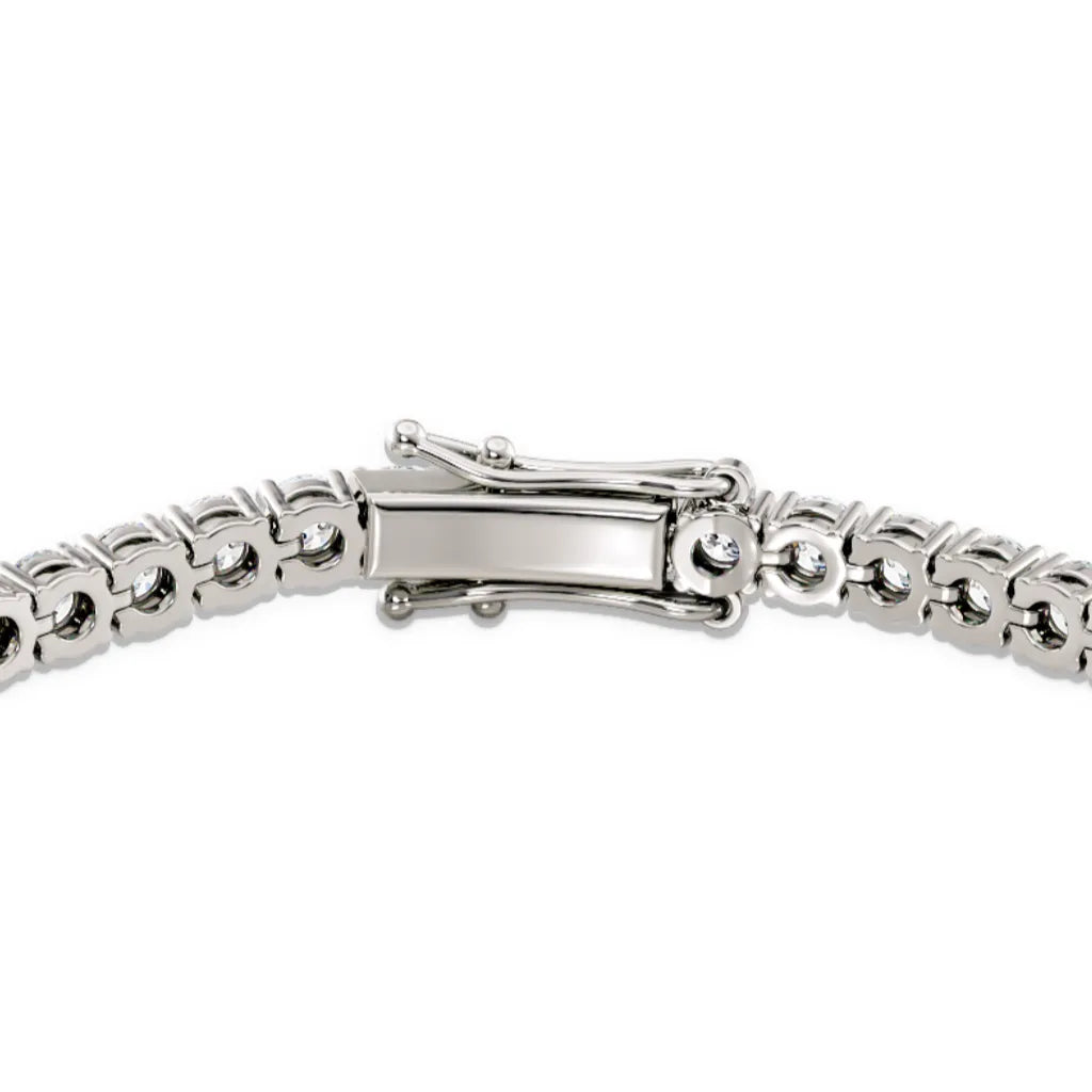 Nærbilde av dobbel sikkerhetslås på tennisarmbånd i hvitt gull 8,00 ct med lab-diamanter