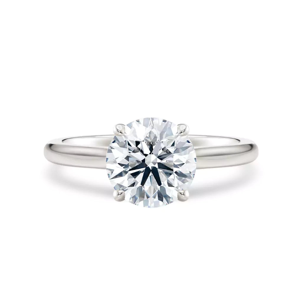 Tynn diamantring i hvitt gull, 2 carat lab diamant, sett liggende forfra, designet av Hartwell