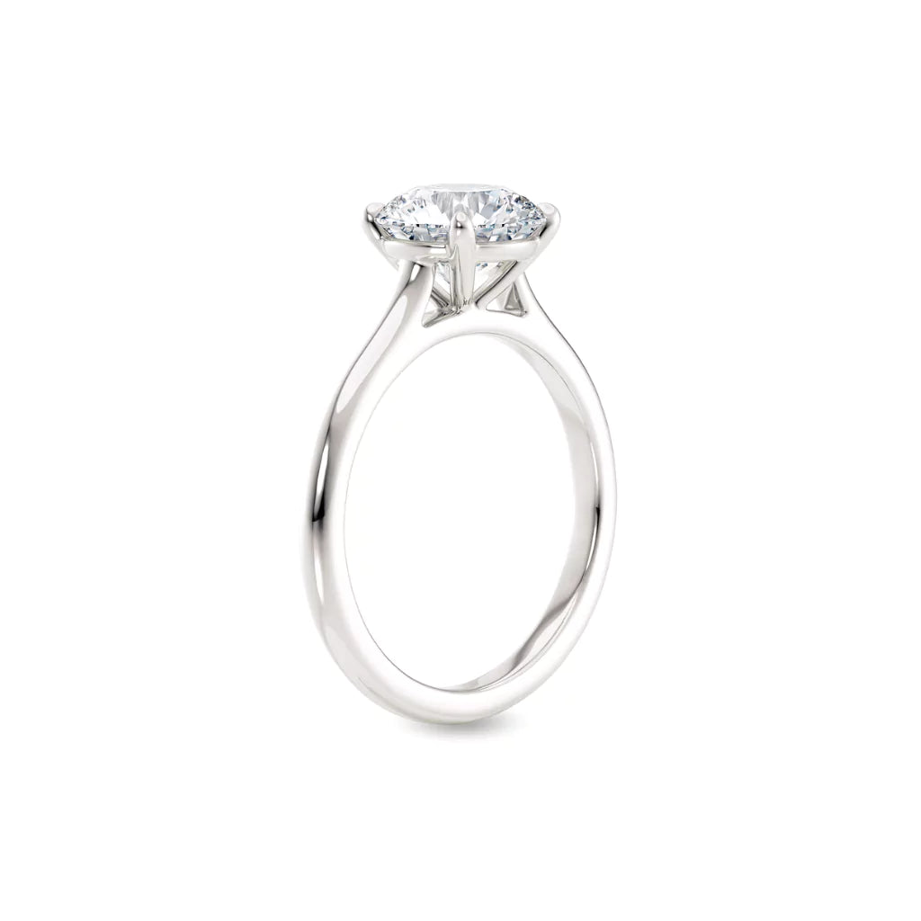 Perspektivbilde av tynn diamantring i hvitt gull med 2,00 carat lab-diamant, designet av Hartwell.