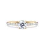 Tynn diamantring pavé gult gull 0,76 ct med lab-diamant, vist liggende forfra, designet av Hartwell.