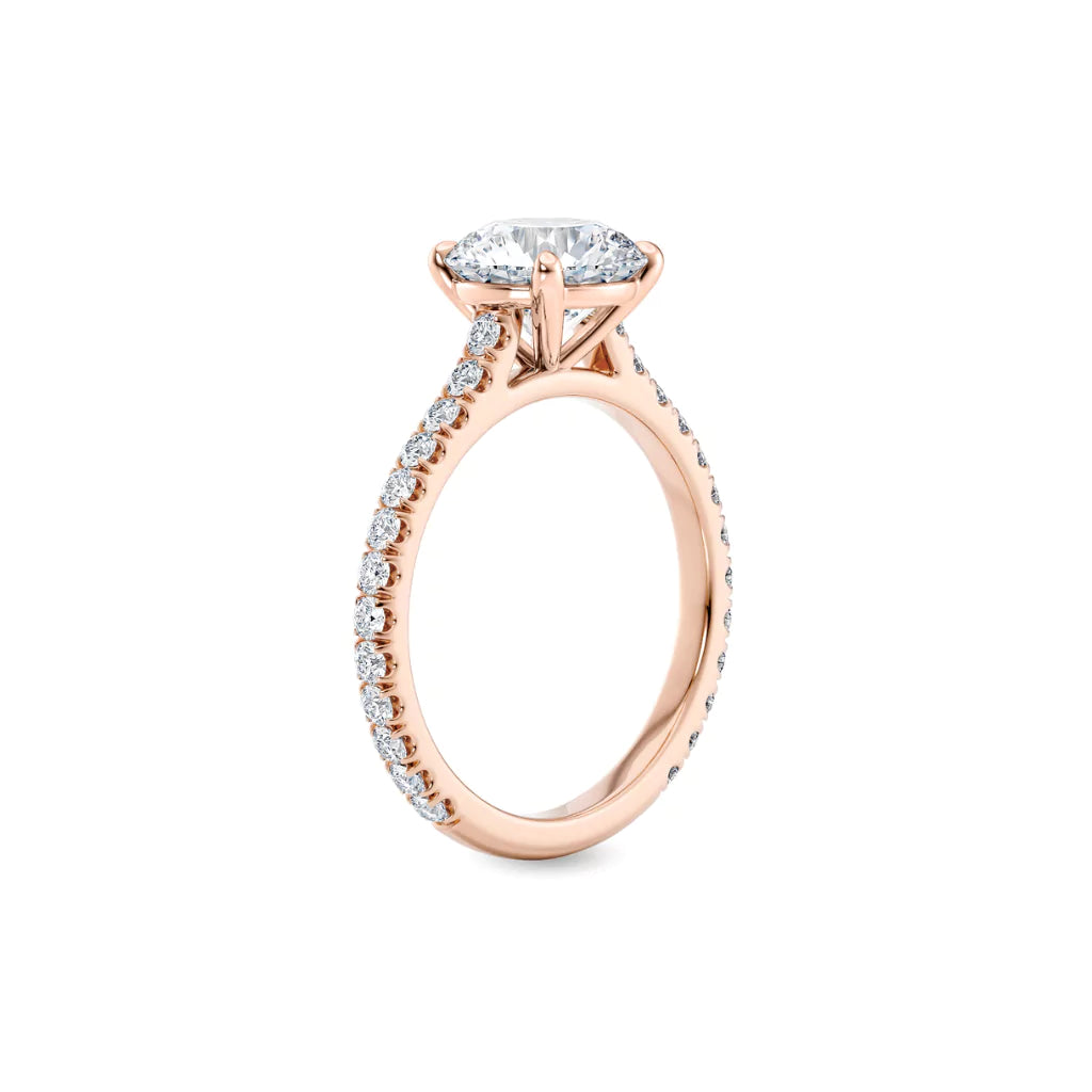 Tynn diamantring pavé rosegull 2,35 ct med lab-diamant, vist stående fra siden, designet av Hartwell.