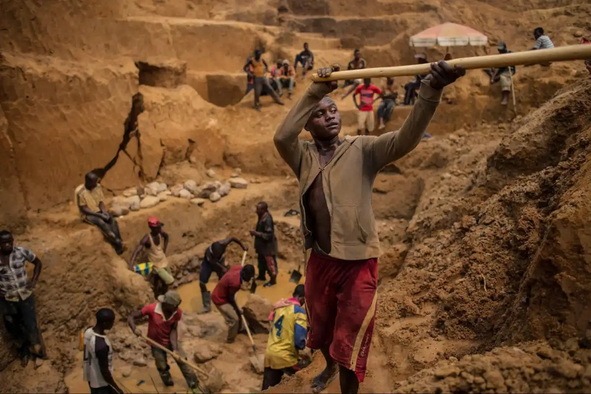 Arbeidere i en diamantgruve i Zimbabwe under svært dårlige arbeidsforhold – et eksempel på konfliktdiamanter. Foto brukt i Hartwell-artikkel om Kimberley-prosessen.