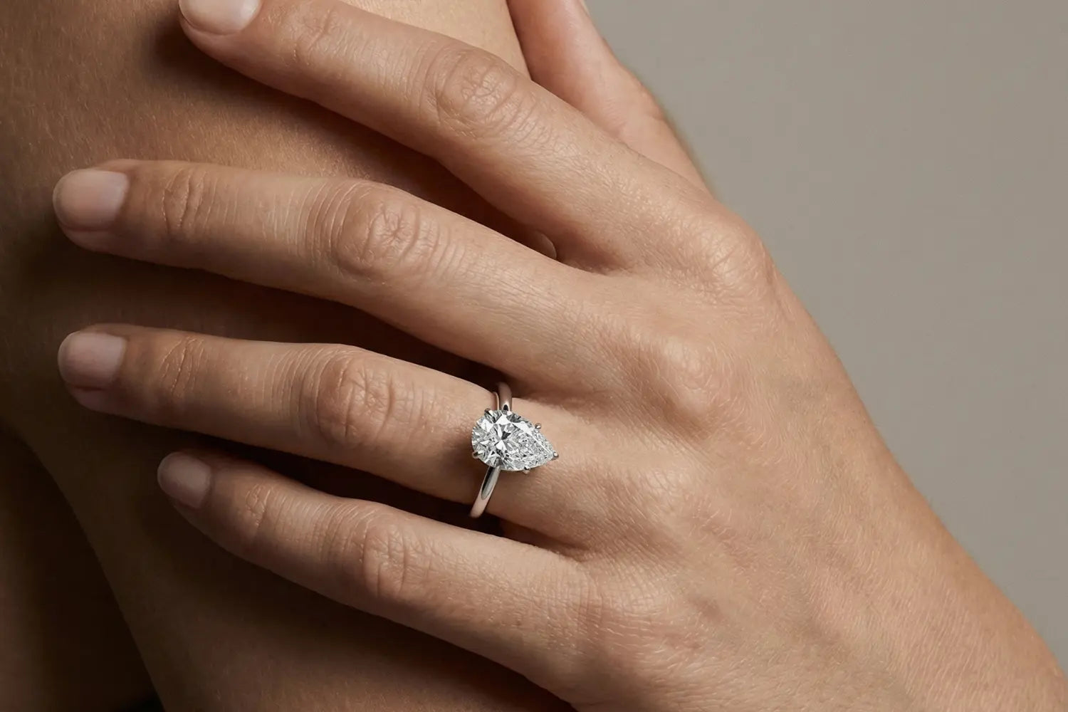Diamantring i hvitt gull med dråpeformet diamant 1 carat på modell