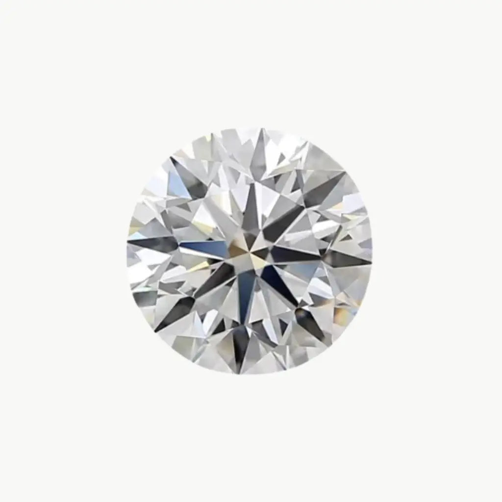Ekte diamant som reflekterer klart, hvitt lys – viser den naturlige glansen som skiller diamant fra imitasjoner som moissanite.