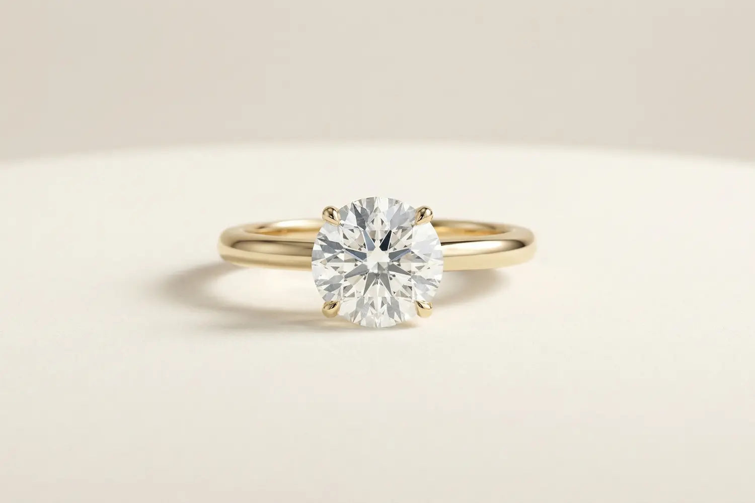 Nærbilde av en enstensring i gult gull med 2,00 ct rund lab-diamant og 4 klør fra Hartwell – klassisk solitaire