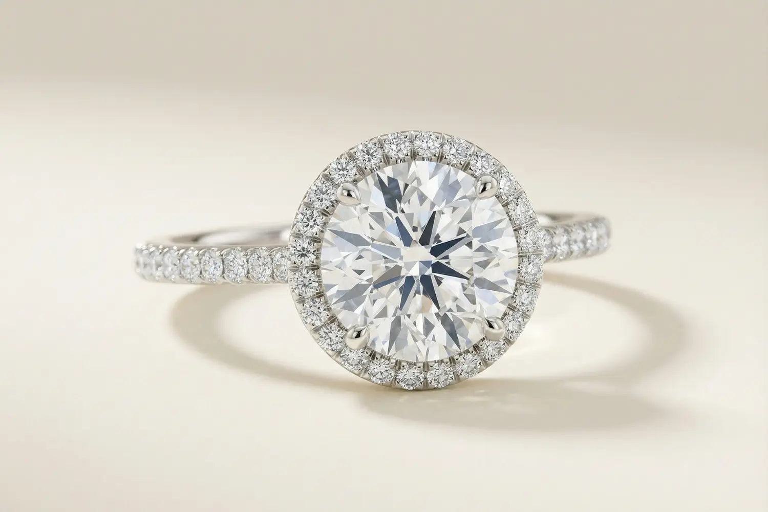 Glamorøs halo forlovelsesring dame i hvitt gull med rund lab diamant og pavé-detaljer
