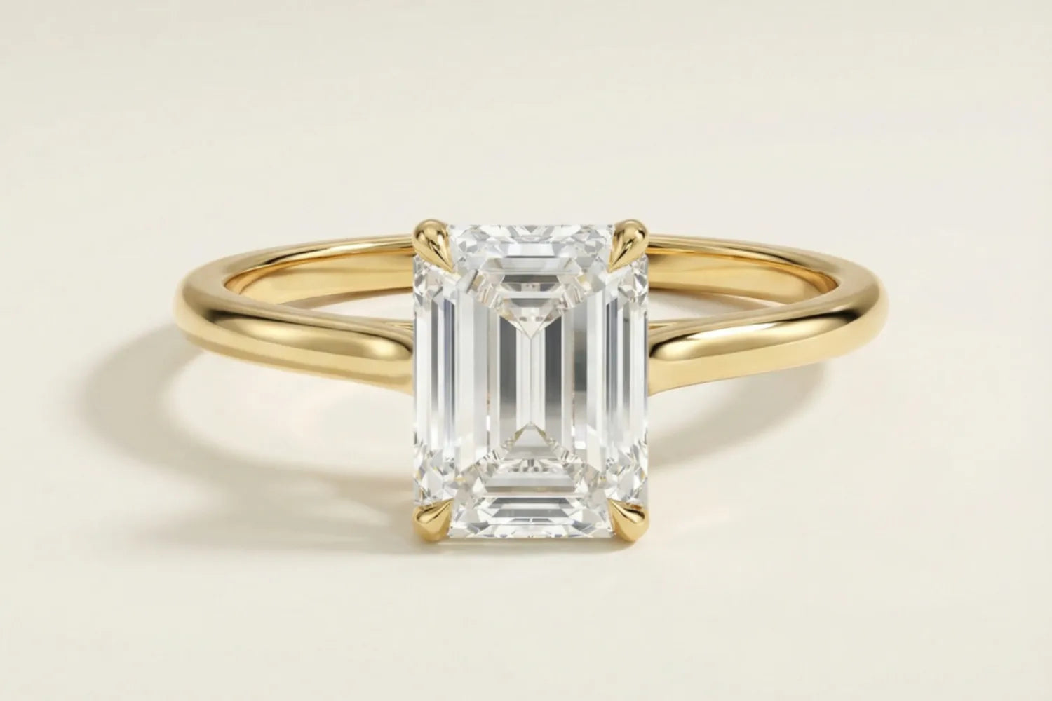 Forlovelsesring med emerald cut lab-diamant i gult gull fra Hartwell