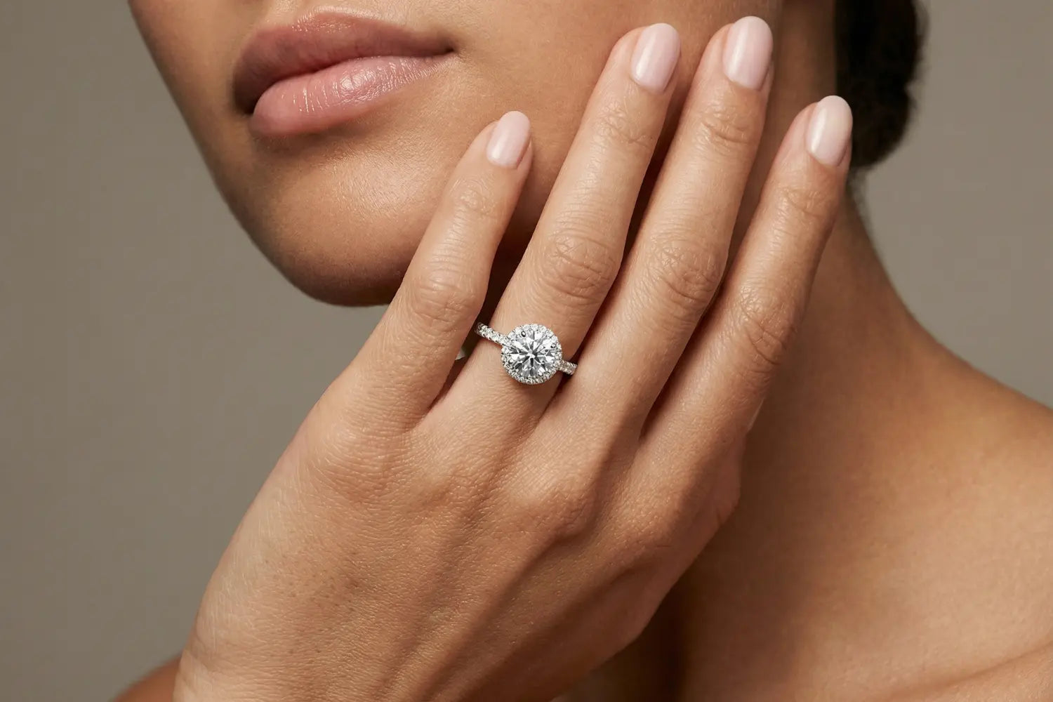 Forlovelsesring med halo-innfatning og pavé-skinne i hvitt gull med lab-diamant