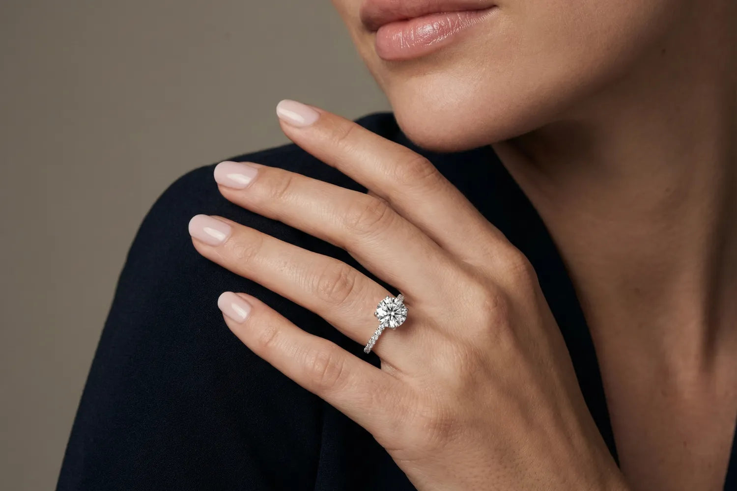 Forlovelsesring med lab-diamant på hånd – et moderne alternativ til myten om tre månedslønner