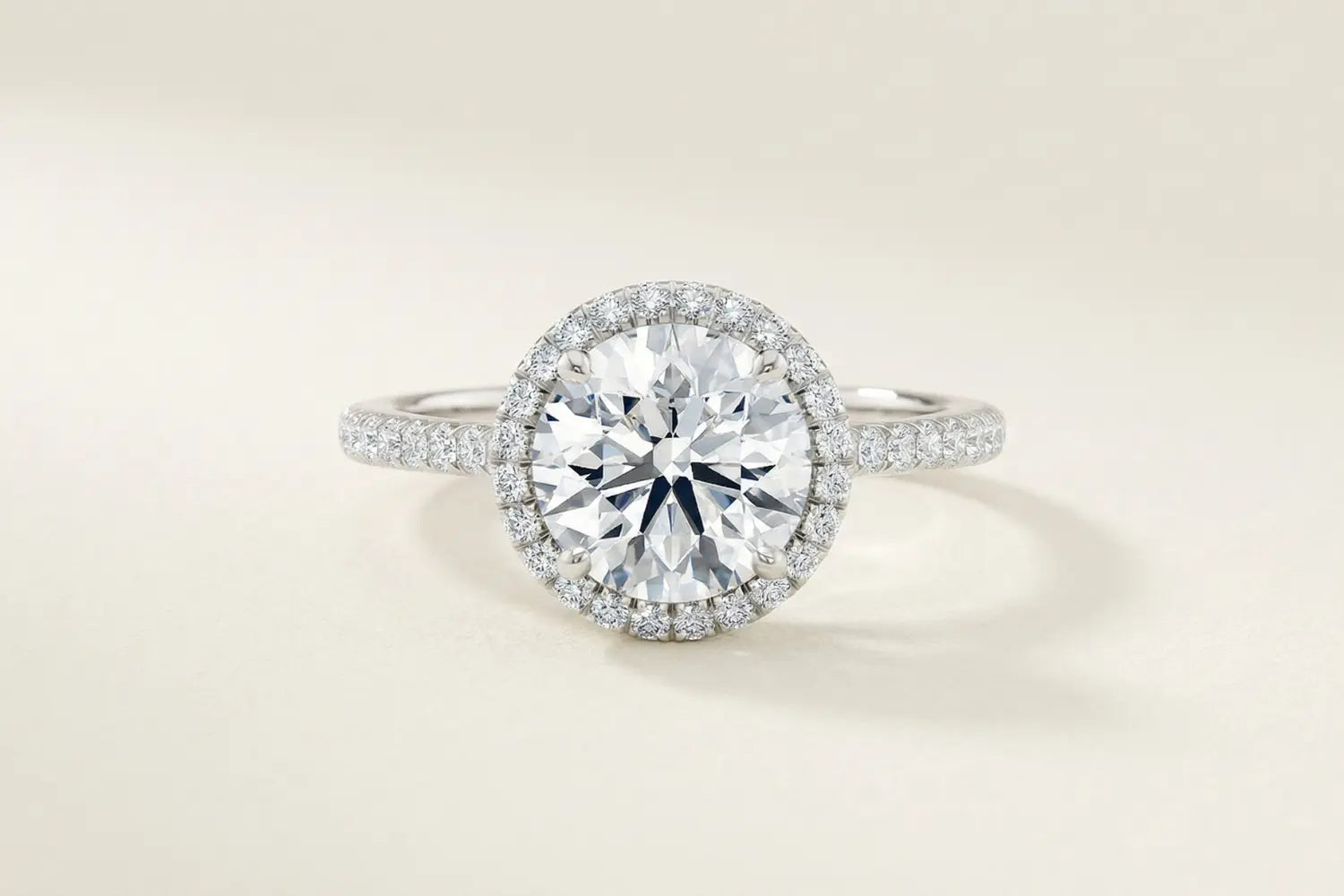 Halo-ring i hvitt gull med rund lab diamant og pavé diamanter – eksempel på halo forlovelsesring