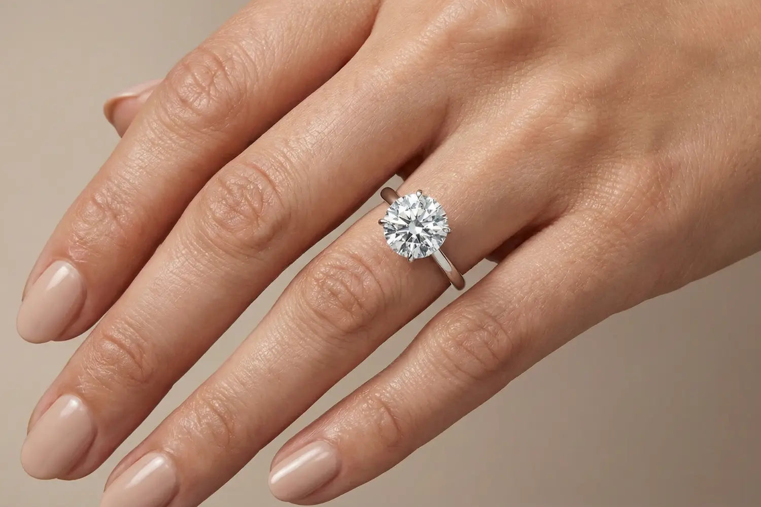 2 ct lab diamant nærbilde på hånd – viser diamantens table og lysflate som påvirker visuell størrelse mer enn carat alene