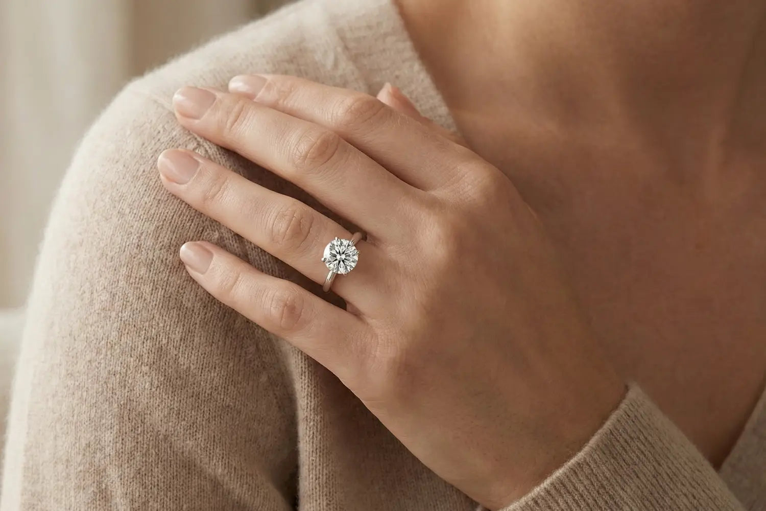 2 ct lab diamant solitairering på hånd i naturlig lys og brukssituasjon – viser hvordan diamantstørrelse oppleves i virkeligheten