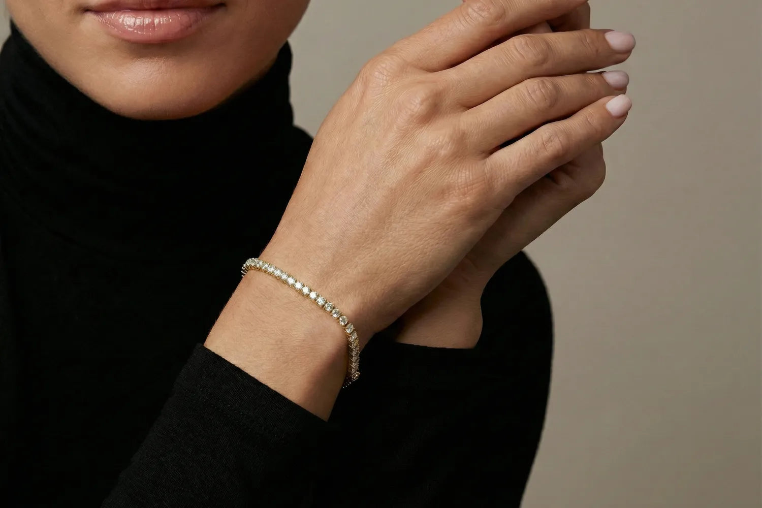 Tennisarmbånd i gult gull med 8,00 ct lab diamanter – tidløs klassiker med varm glød på modell