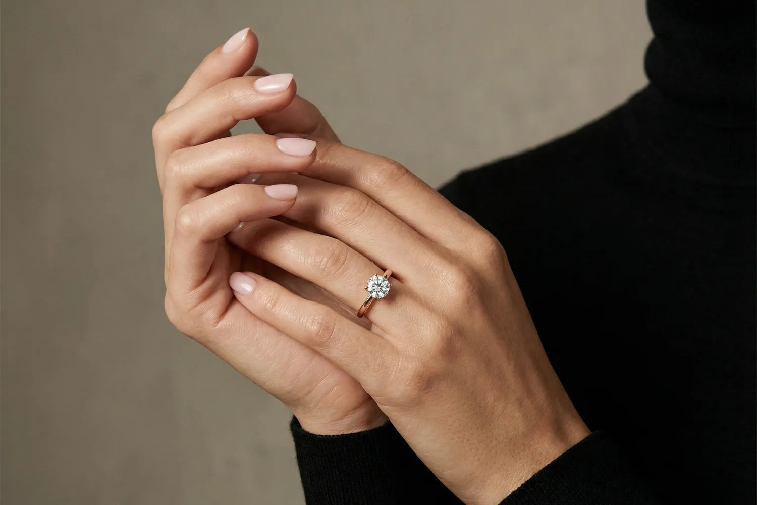Solitaire forlovelsesring med lab-diamant i resirkulert gull – eksempel på moderne forlovelsesring og prisnivå i dag