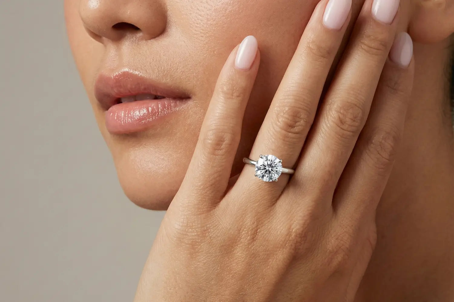 Rund lab diamant ring i hvitt gull på hånd i naturlig lys – Hartwell