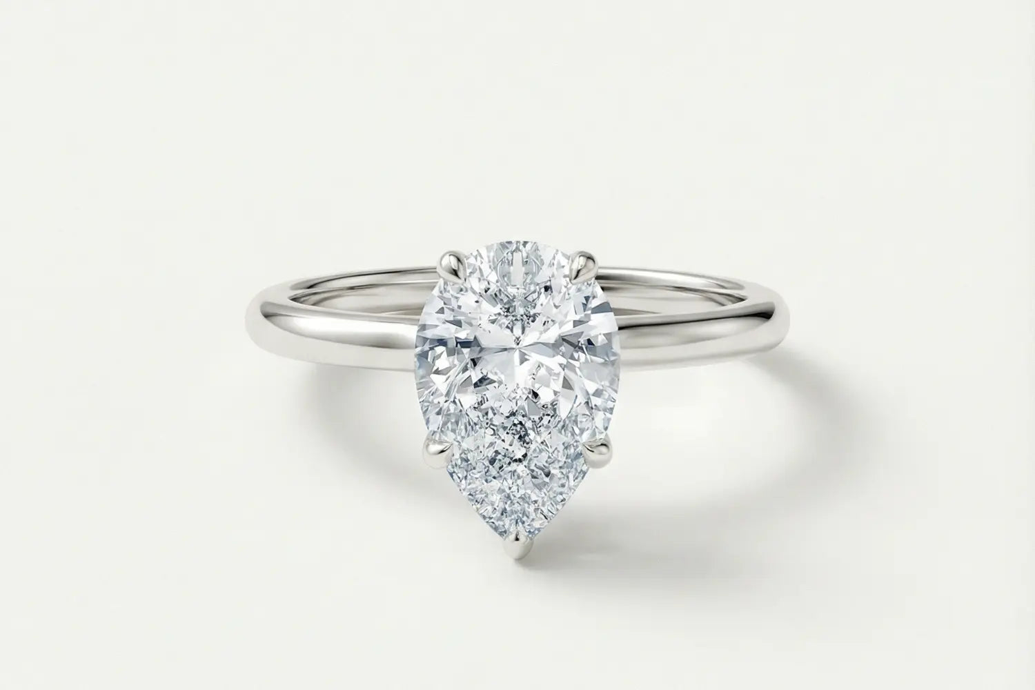 Dråpeformet lab diamant ring i hvitt gull – studio bilde med varm kontrast