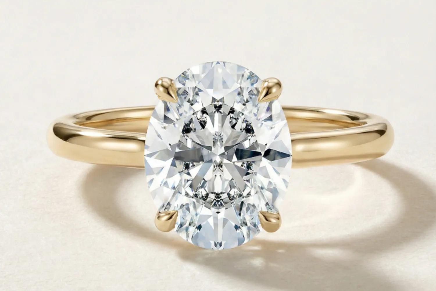 Oval lab-diamant forlovelsesring i gult gull med fire klør – klassisk solitaire design
