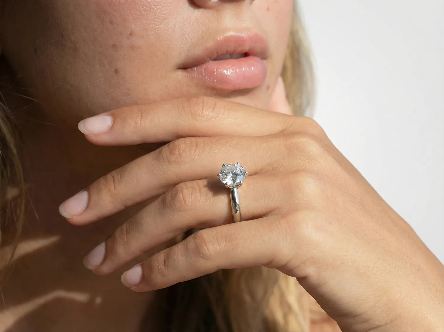2,00 ct lab diamant ring i hvitt gull med knife edge-design på hånd i naturlig lys