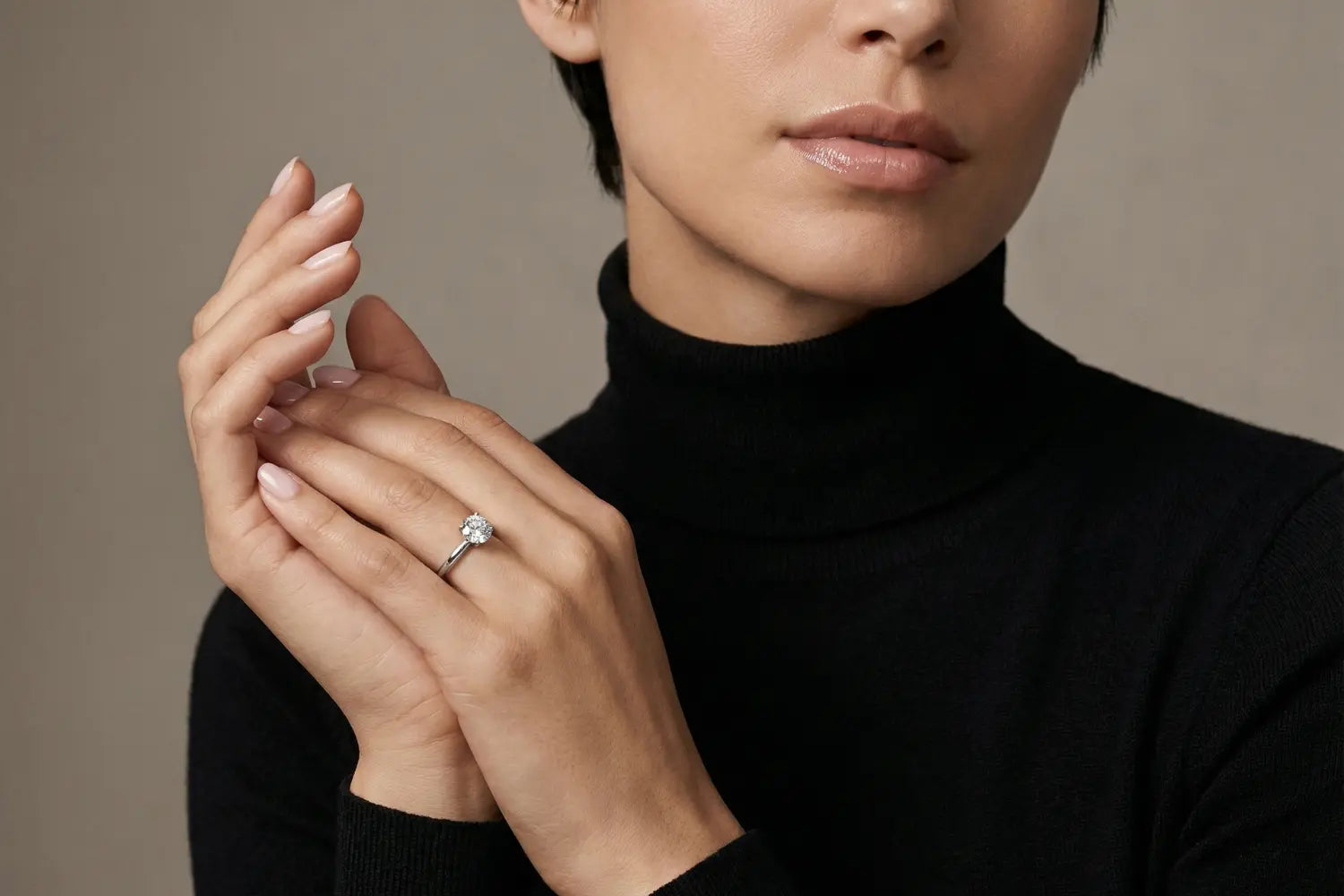 Lab diamant solitaire ring i hvitt gull vist på hånd – klassisk enstens ring med høy glans og clean innfatning